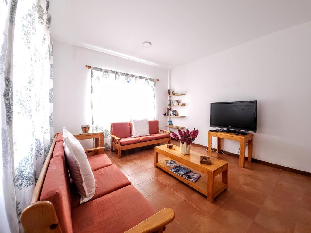 TV a/nebo společenská místnost v ubytování Txada Hostel