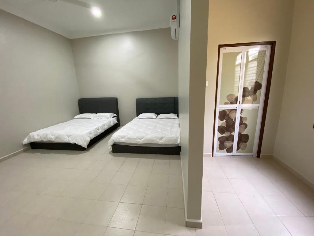 Postel nebo postele na pokoji v ubytování Sasuka Guesthouse (Muslim Sahaja)