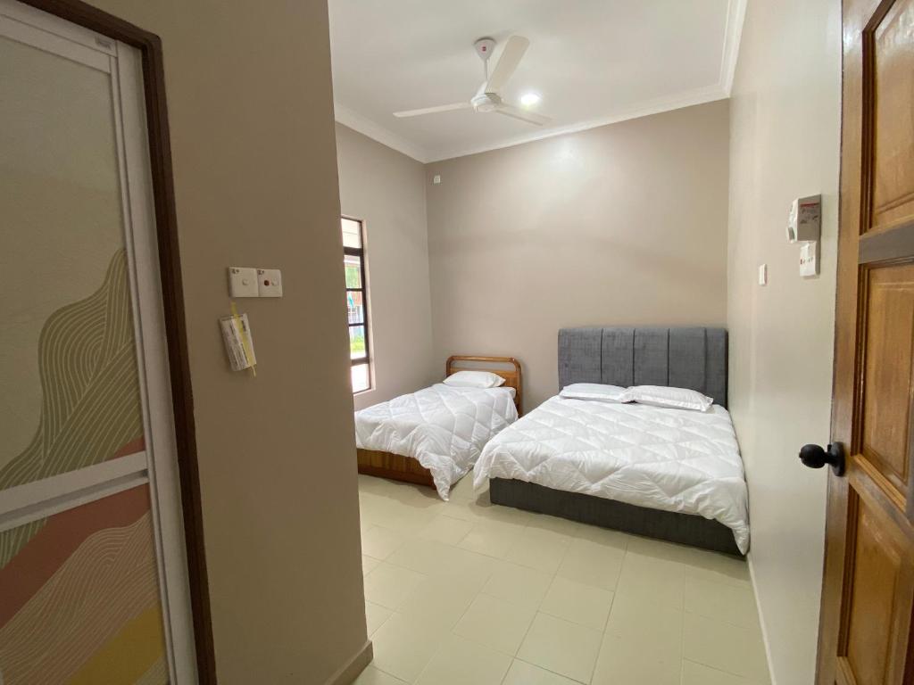 Postel nebo postele na pokoji v ubytování Sasuka Guesthouse (Muslim Sahaja)