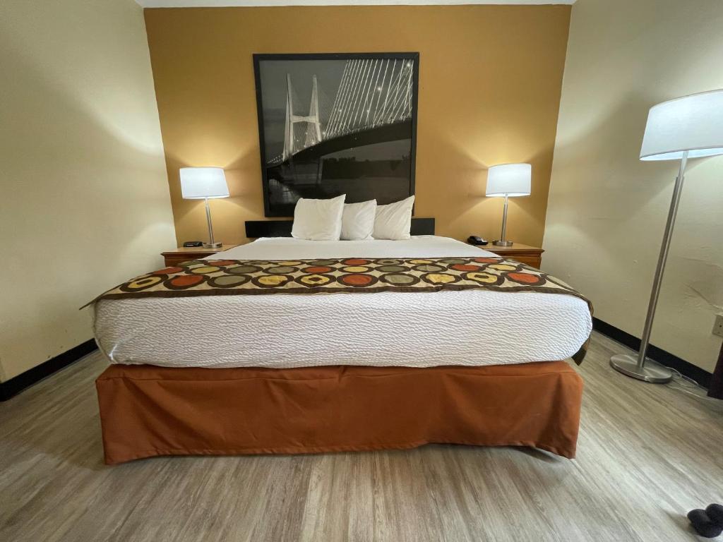 Super 8 by Wyndham Pevely - Queen Suite - Non-Smoking