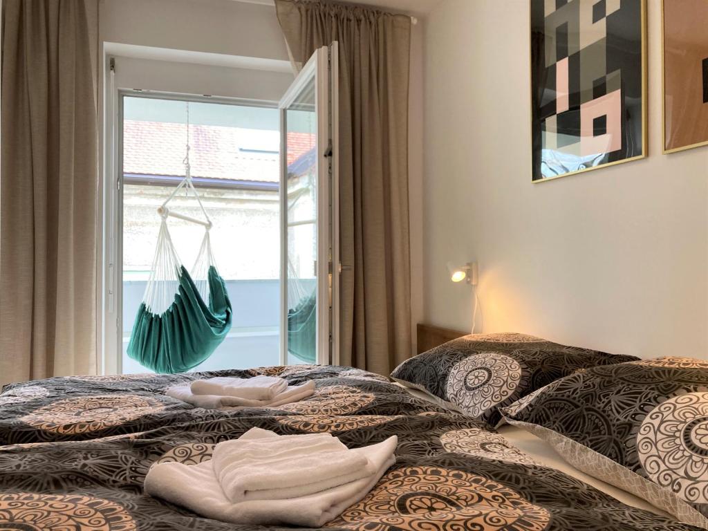 łóżko z ręcznikami i oknem w obiekcie Reload by BestChoice - Parking - Self Check-in w Grazu