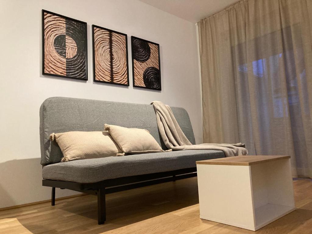 un soggiorno con un divano e un tavolo di Reload by BestChoice - Parking - Self Check-in a Graz