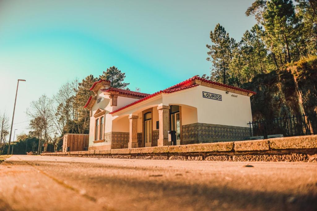 a small house on the side of a road at Estação Ferroviária de Lourido in Celorico de Basto