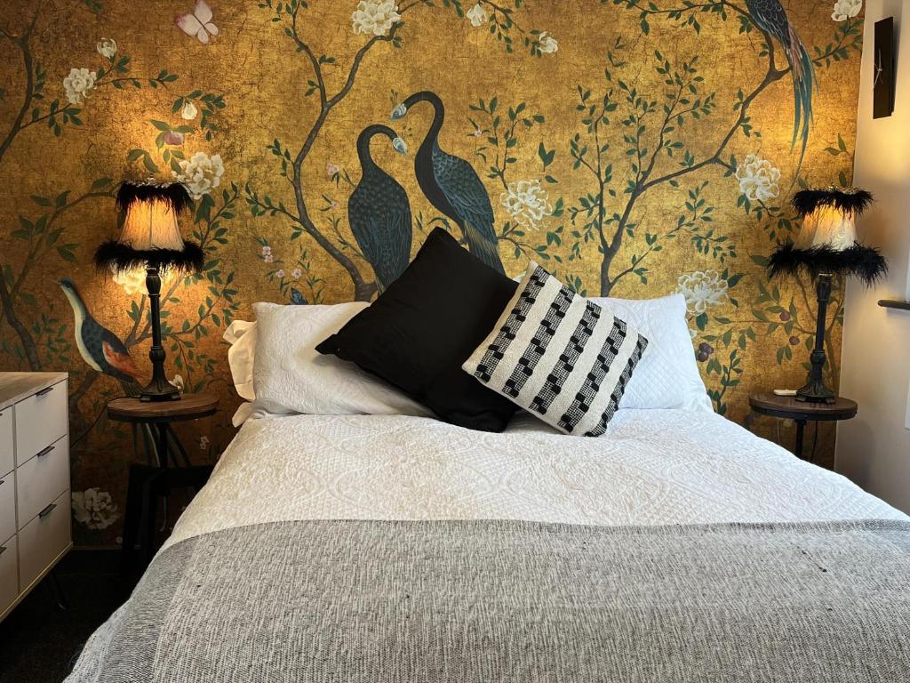 una camera da letto con un letto e carta da parati floreale di Lovely independent 1-Bed Apartment in Freshwater a Freshwater