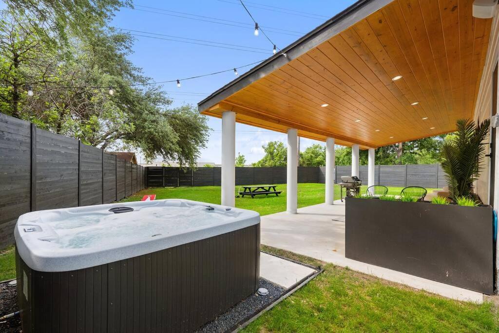 Amazing Luxury Modern home w/ Hot Tub, Austin Tarifs 2023