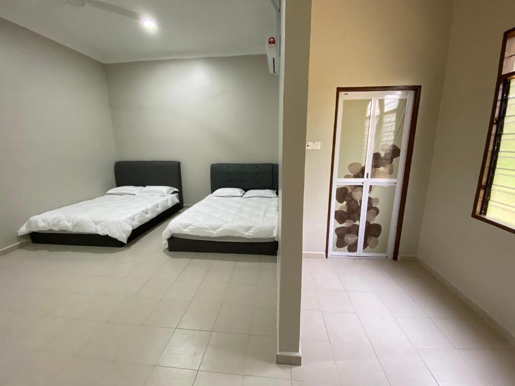 Postel nebo postele na pokoji v ubytování Sasuka Guesthouse (Muslim Sahaja)