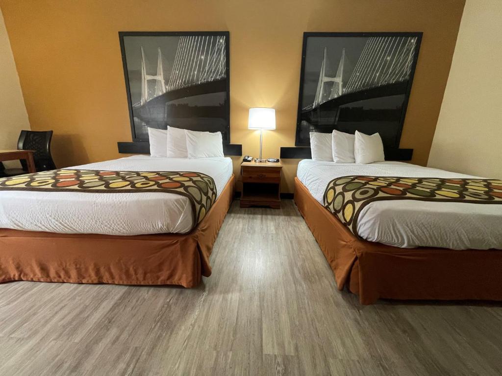 Super 8 by Wyndham Pevely - Queen Room With Two Queen Beds - Non-Smoking