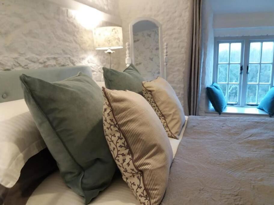 - une chambre avec un lit doté d'oreillers et d'une fenêtre dans l'établissement The Bake House (Berryl Farm Cottages), à Whitwell
