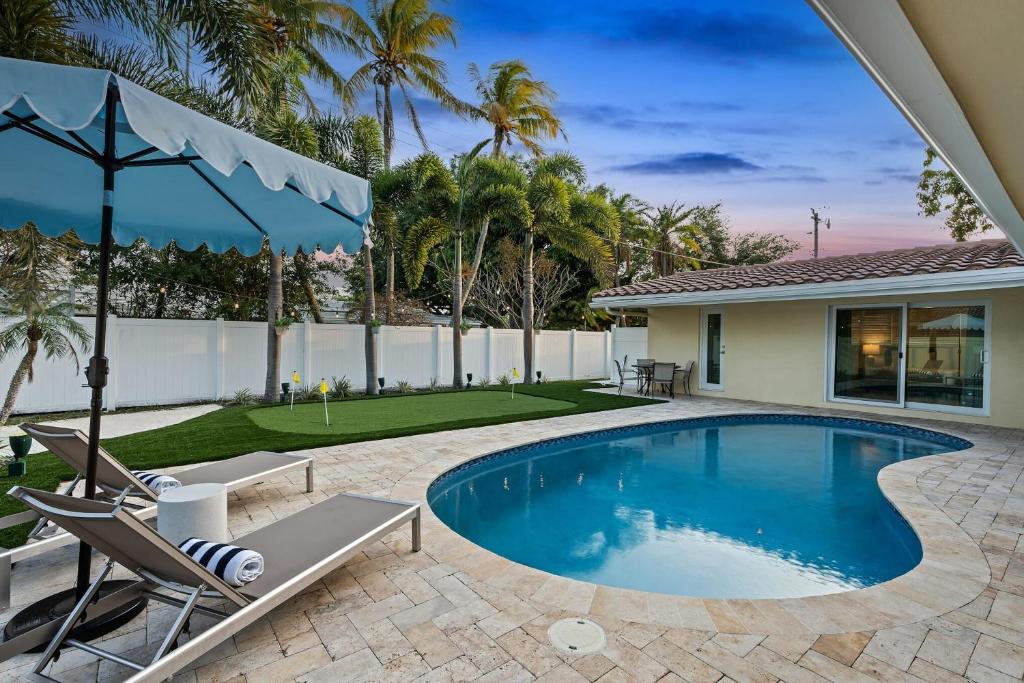 una piscina en el patio trasero de una casa en Kasa Palm Grove Fort Lauderdale, en Fort Lauderdale