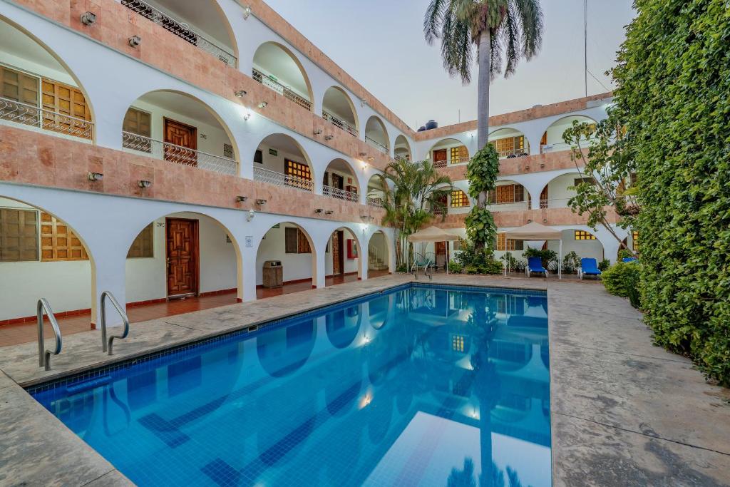 Bazén v ubytování Hotel Maya Yucatan nebo v jeho okolí