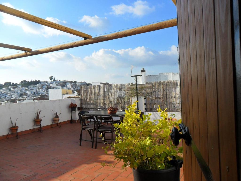 patio con mesa y sillas en el balcón en Casa Las Lomas, en Prado del Rey