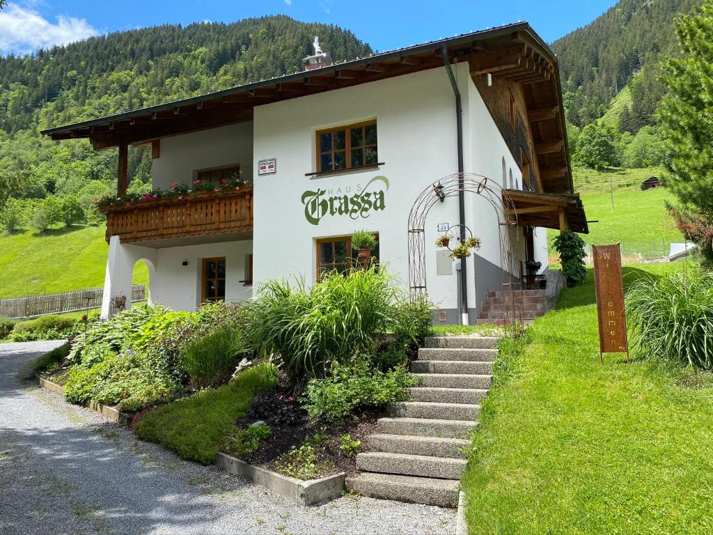 - un bâtiment blanc avec un escalier devant dans l'établissement Haus Grassa, à Brand