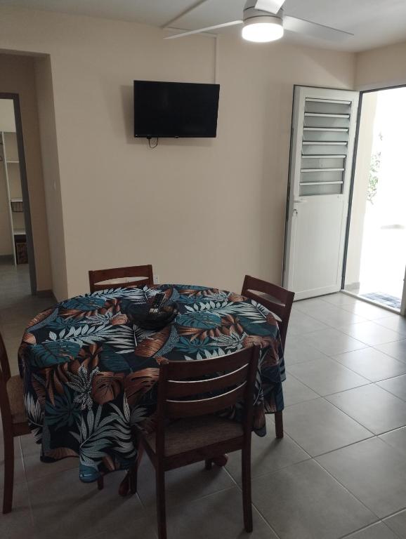 TV a/nebo společenská místnost v ubytování Charmant logement situé à la campagne avec Spa