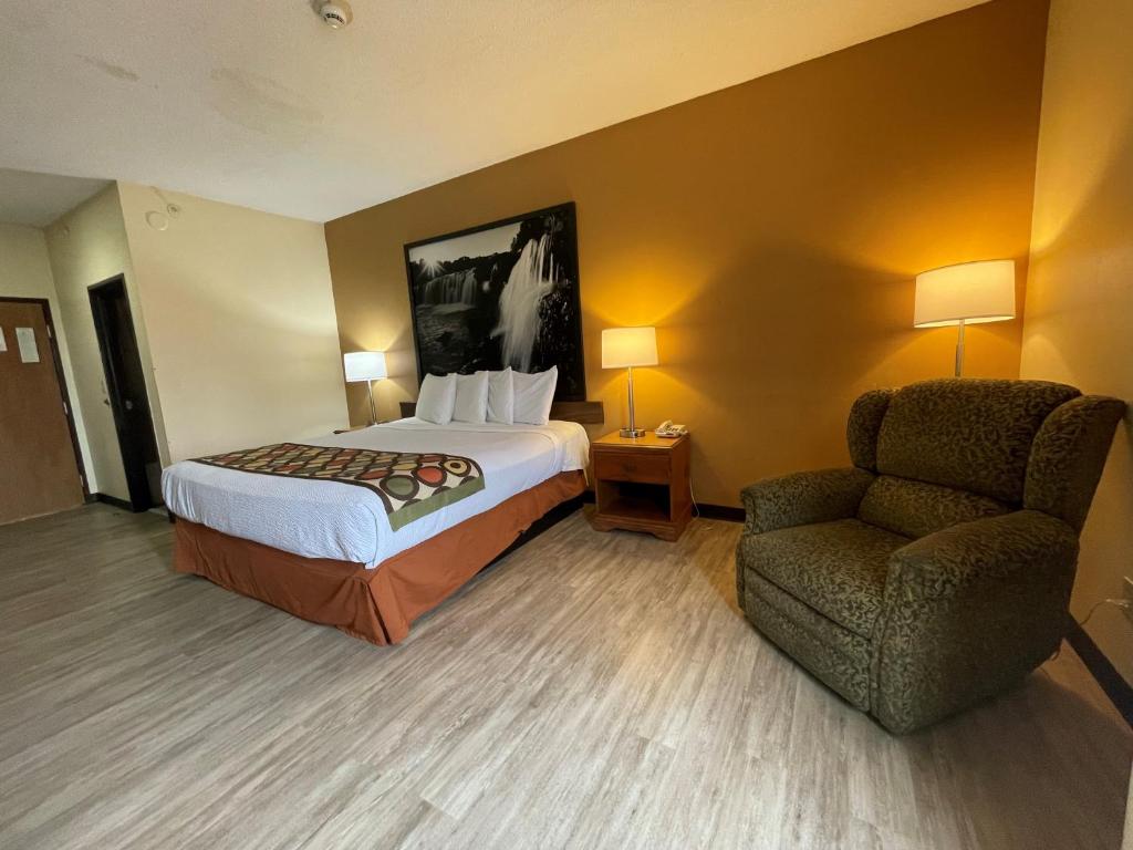 Super 8 by Wyndham Pevely - King Room - Non-Smoking
