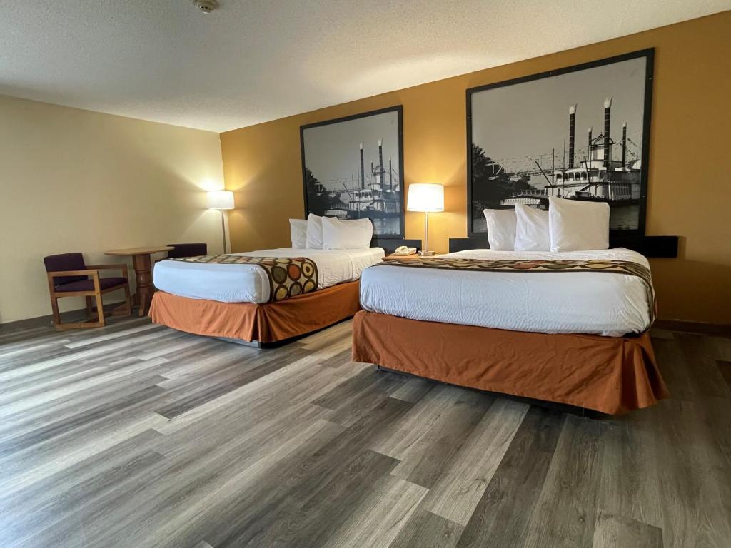 Super 8 by Wyndham Pevely - Suite Deluxe Con 2 Camas Grandes - No Fumadores