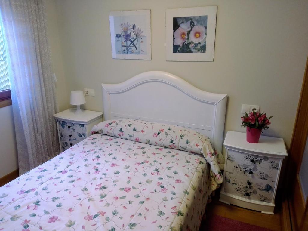 Zdjęcie z galerii obiektu Ático céntrico y funcional con terraza situado frente al Puente de La Toja y al paseo marítimo de O Grove. Ideal para familias o grupos. w mieście O Grove