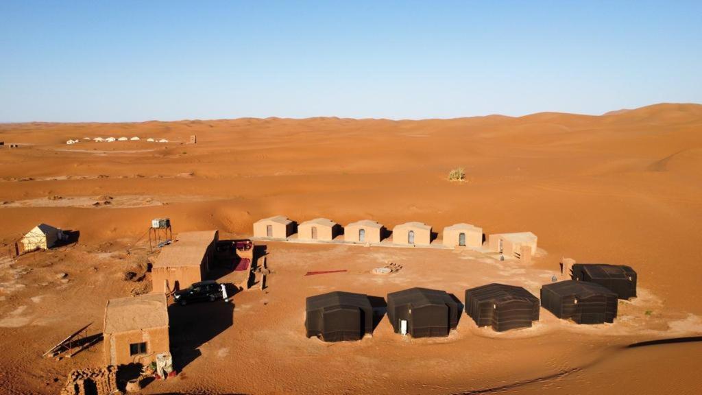 een luchtfoto van een kamp in de woestijn bij Chigaga Luxury Camp in Mhamid