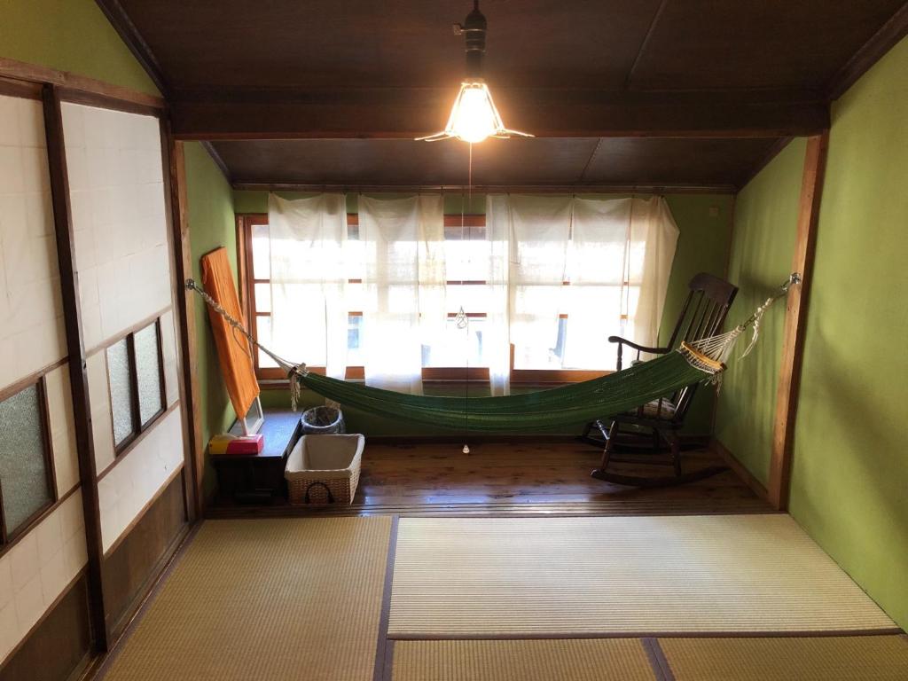 a room with a hammock in a room with a window at iro - Vacation STAY 15671v in Sado