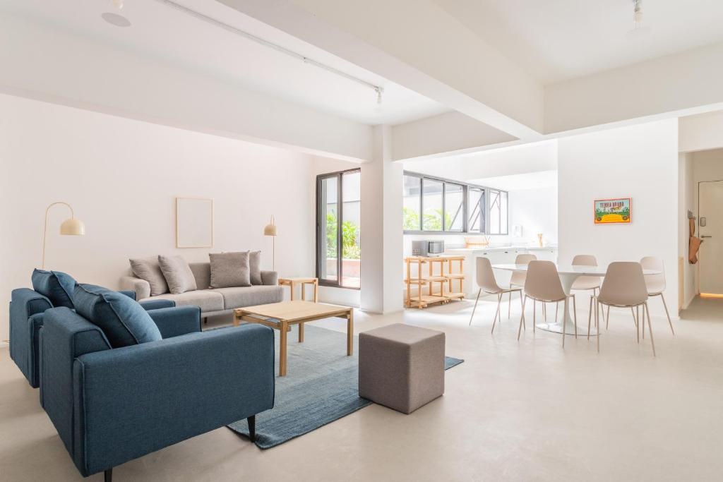 a living room with a couch and a table at Tabas - Ed. Magdalena Laura - Vila Buarque in São Paulo