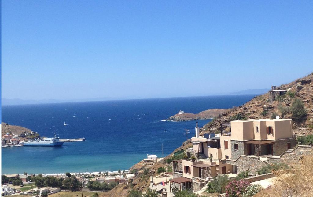 une maison sur une colline à côté de l'océan dans l'établissement Villa Cavo d' Oro, à Korissia