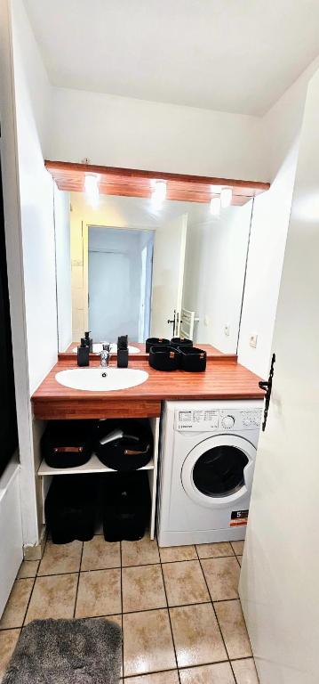 Fotografia z galérie ubytovania L'evasion, Cergy, Downtown, 6 pers, 2 min RER A, 2 places de parking privatives, Netflix et BeinSports v destinácii Cergy
