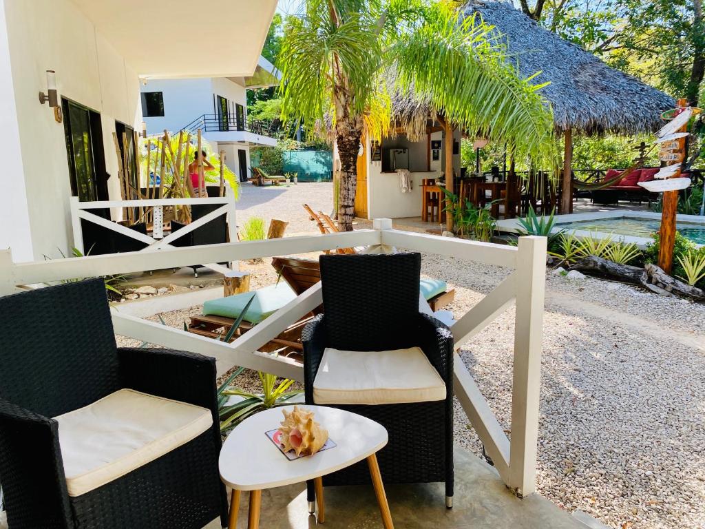 Posezení v ubytování Antema Lodge Secteur Tamarindo, piscine, yoga, gym, jungle et paix