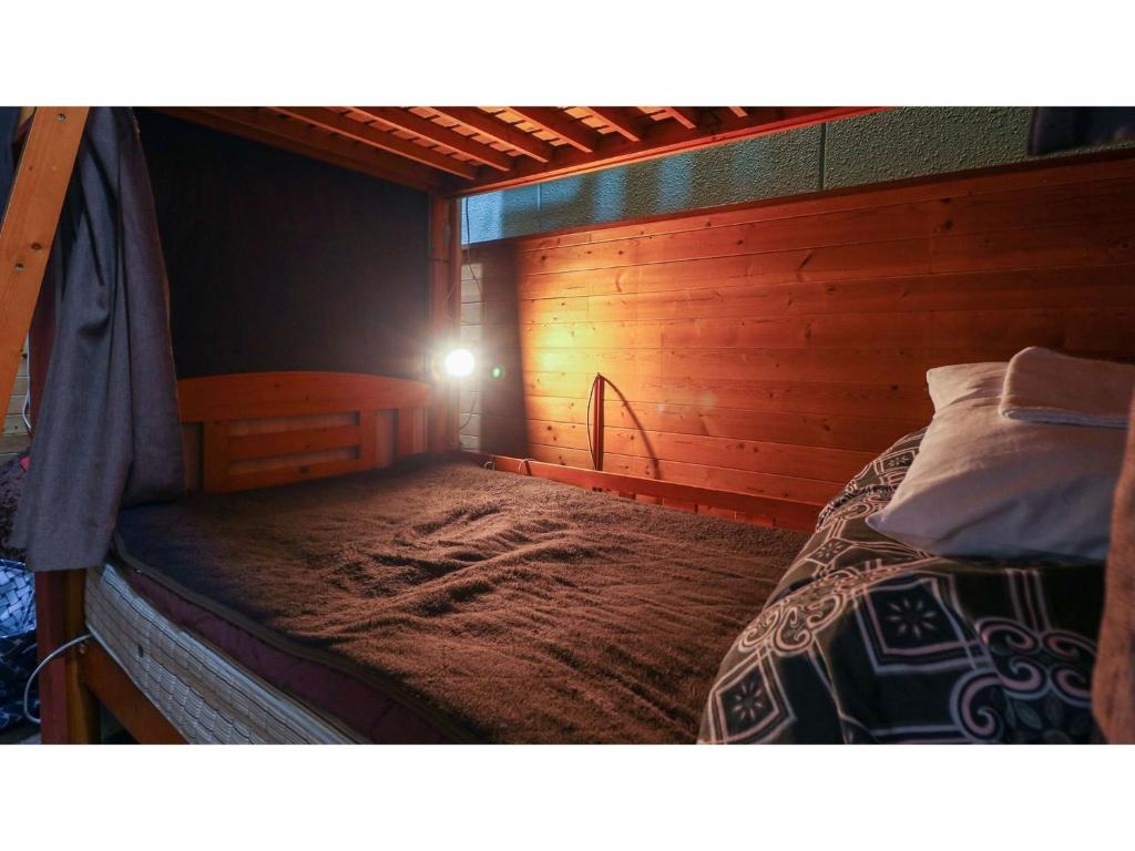 1 dormitorio con 1 cama en una habitación de madera en Nikko Park Lodge - Vacation STAY 15253v en Nikko