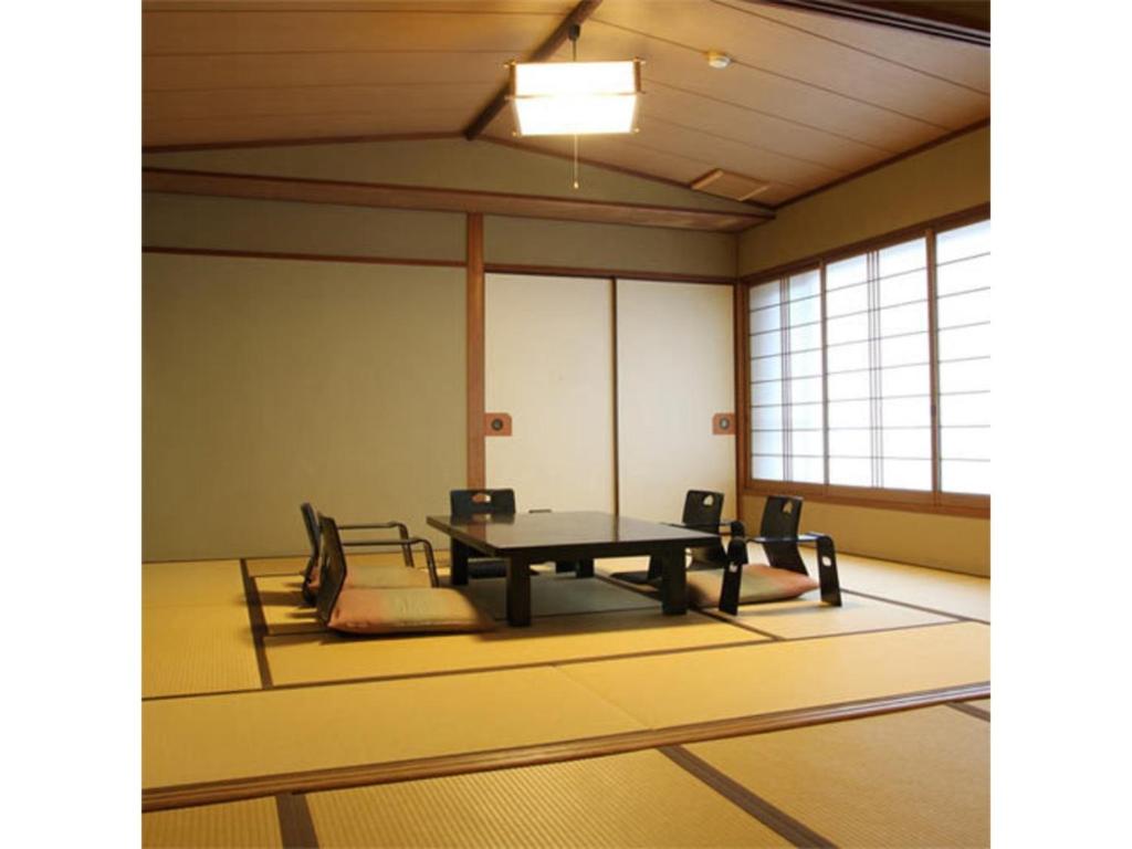 京都的住宿－kamogawa Kan - Vacation STAY 17163v，一间带桌椅的用餐室