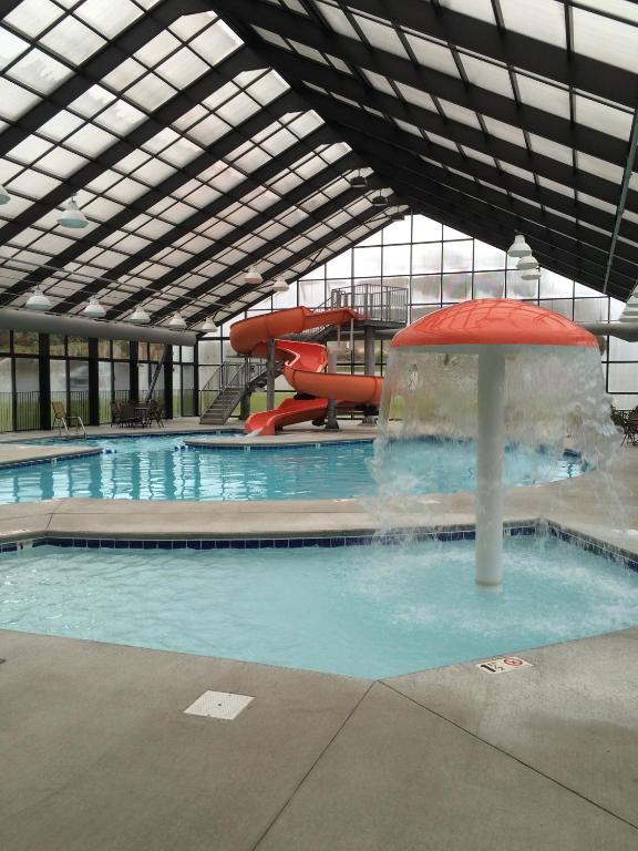 Бассейн в Grand Smokies Resort Lodge Pigeon Forge или поблизости