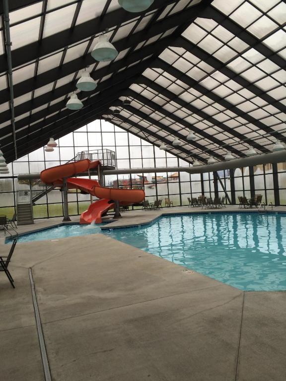 Бассейн в Grand Smokies Resort Lodge Pigeon Forge или поблизости