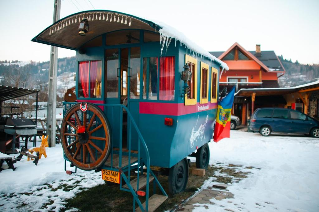 a small train car on display in the snow at Tradiția borsanului in Borşa