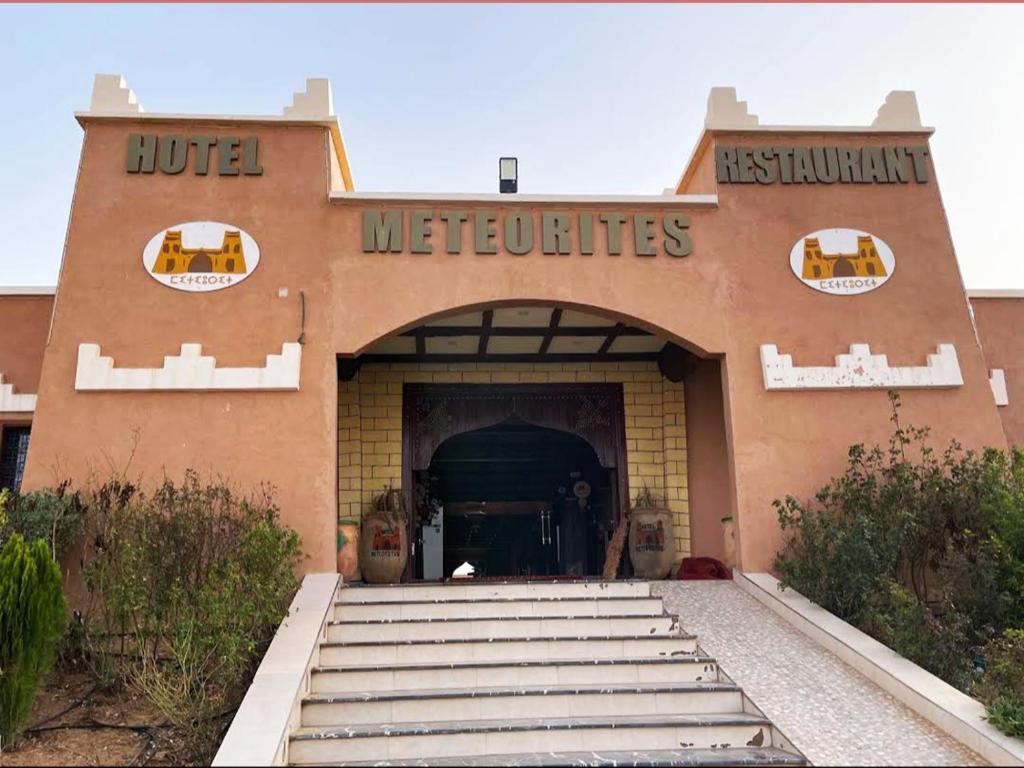 un edificio con entrada a aestead con en Hotel Meteorites Boulaajoul, en Zeïda