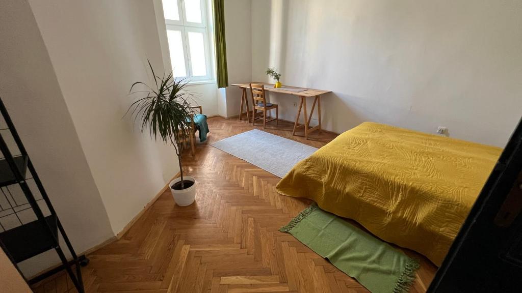 Postel nebo postele na pokoji v ubytování NAPartman Pécs