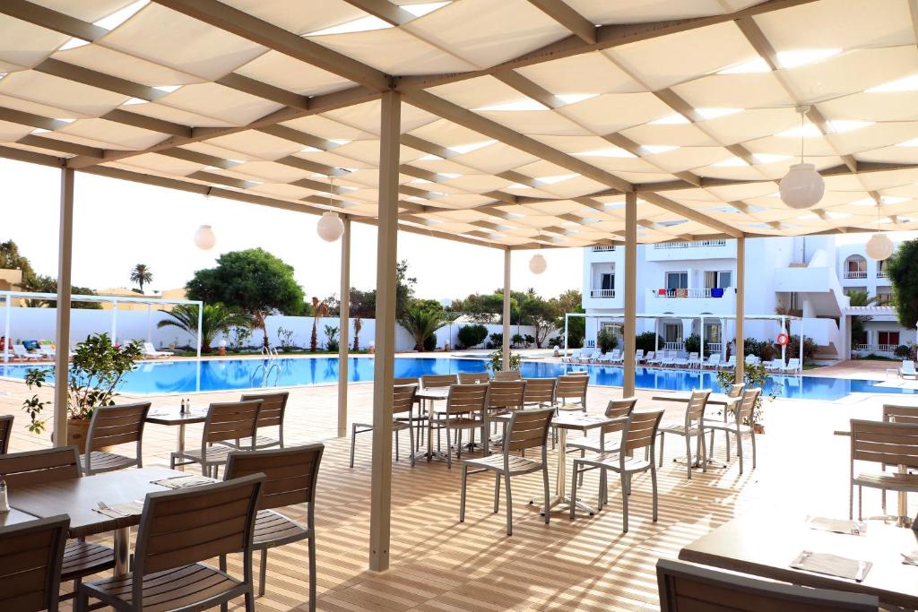 Bazén v ubytování Hotel Riad Meninx Djerba nebo v jeho okolí