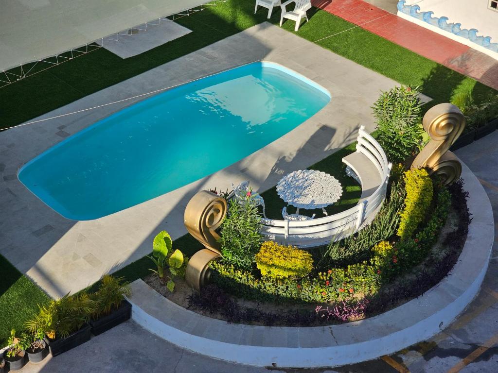 una vista sul tetto di una piscina con fiori e piante di Hotel lito a Nuevo Vallarta
