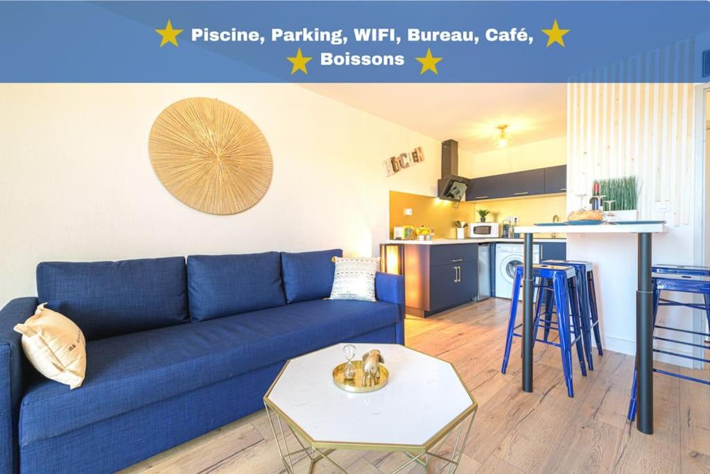 salon z niebieską kanapą i kuchnią w obiekcie Le Bleu Nuit Piscine Parking Netflix Café w mieście Villemur-sur-Tarn