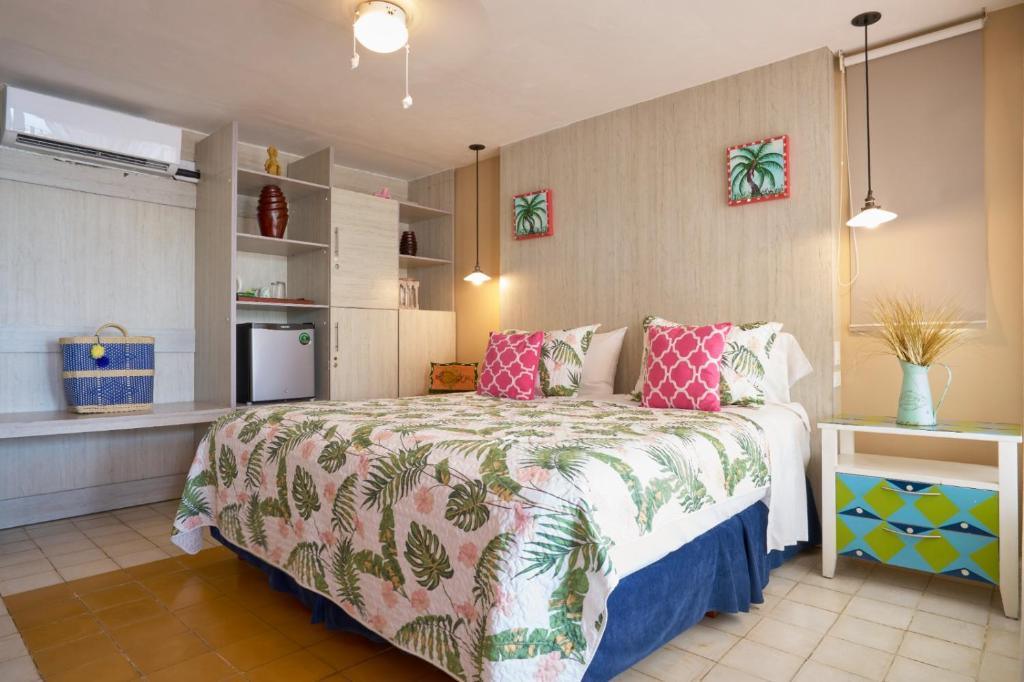 a bedroom with a large bed and a kitchen at Casa Congo - Rayo Verde - Restaurante in Portobelo