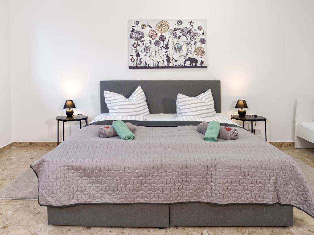 Ένα ή περισσότερα κρεβάτια σε δωμάτιο στο BohnApartments Elisa - Wohlfühlapartment mit 2 Parkplätzen und 3 Schlafzimmern - WLAN - Vollausstattung