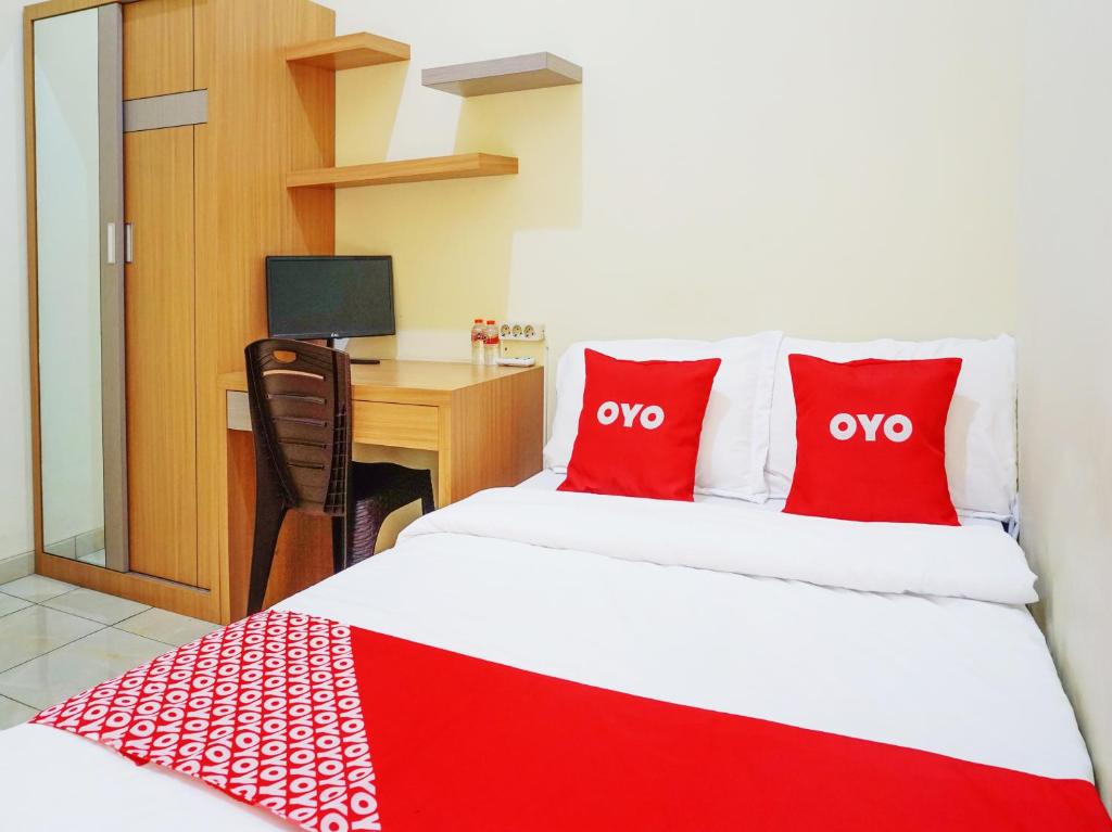 Tempat tidur dalam kamar di Super OYO Flagship 90723 Berlima Guest House Syariah