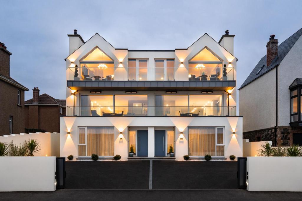 una grande casa bianca con luci sopra di Atlantic View a Portstewart