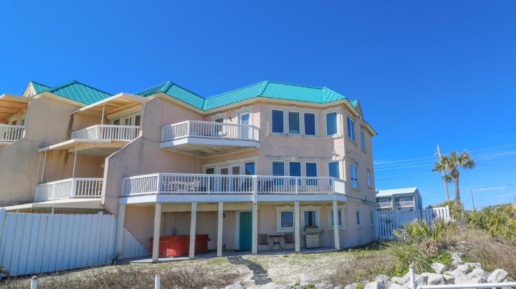 a large house on the beach at Claire's Rendezvous in Tybee Island