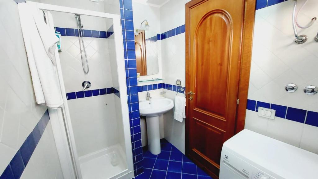 A bathroom at Al lungomare