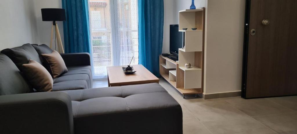 Mesaíon KarlovásionにあるBrand new cozy apartmentのリビングルーム(ソファ、コーヒーテーブル付)