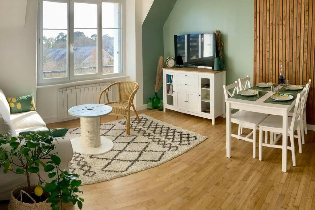 un salon avec une table et une salle à manger dans l'établissement Le Citronnier, à Fouesnant