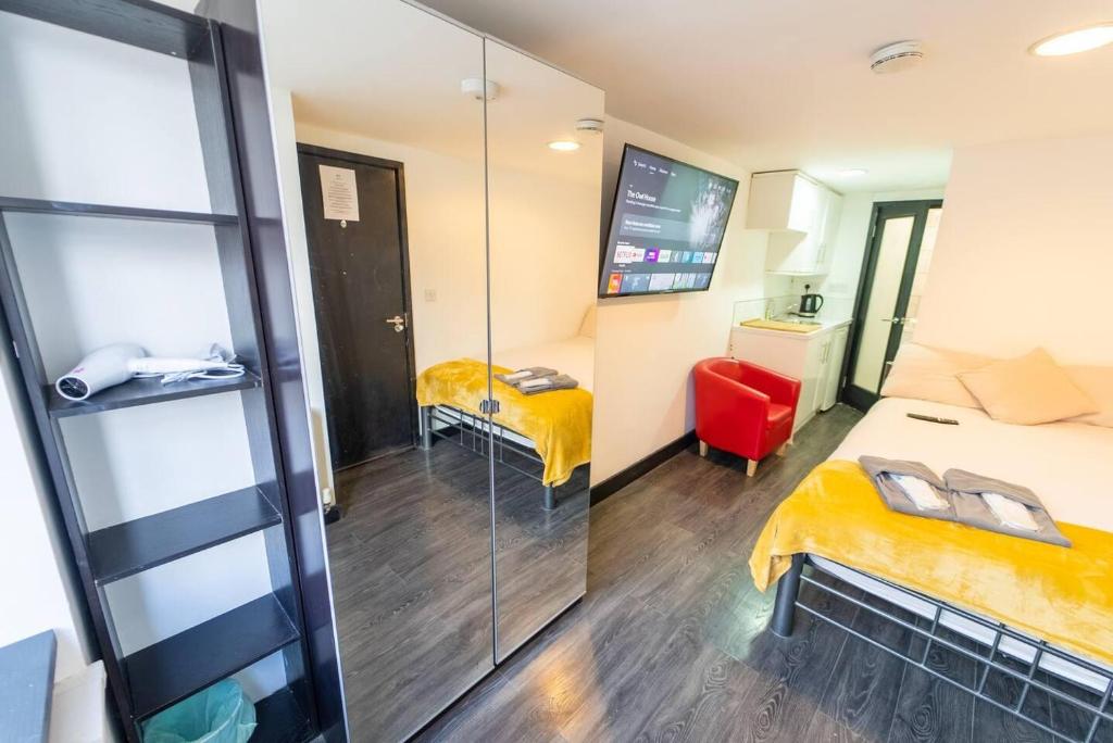 Zimmer mit 2 Betten und Glasschiebetür in der Unterkunft Cosy studio close to the university in Birmingham