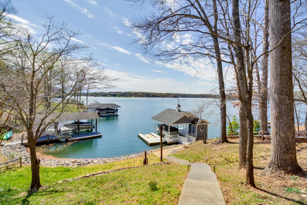 Smith Mountain Lake Getaway with Private Dock!, (updated prices 2024)