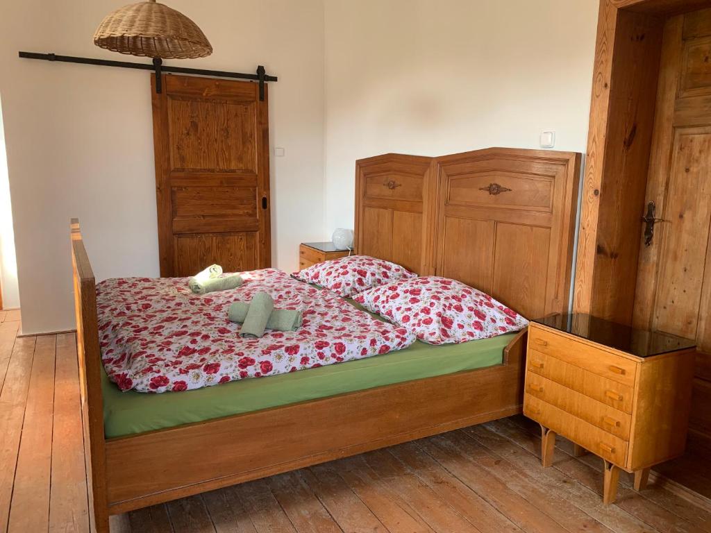 a bedroom with a bed with a red and white comforter at Dvorek na správném místě - Salajna 17 in Dolní Žandov