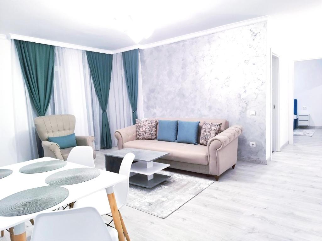 a living room with a couch and a table at Happy Home in Târgu-Mureş