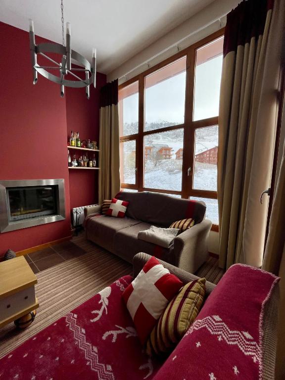 Posedenie v ubytovaní Confort et espace pour cet appartement Duplex de 100 m2 avec Grand Sejour expose Sud avec Cheminee, 4 chambres , Acces Direct aux Pistes de Ski et au Golf dans la residence Edenarc avec Piscine, Jacuzzi et Spa