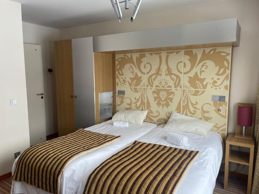 Posteľ alebo postele v izbe v ubytovaní Confort et espace pour cet appartement Duplex de 100 m2 avec Grand Sejour expose Sud avec Cheminee, 4 chambres , Acces Direct aux Pistes de Ski et au Golf dans la residence Edenarc avec Piscine, Jacuzzi et Spa